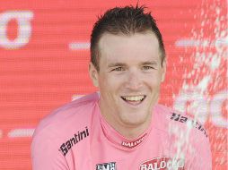 El nuevo líder, Puccio, celebra su triunfo con su ''maglia rosa''. EFE /