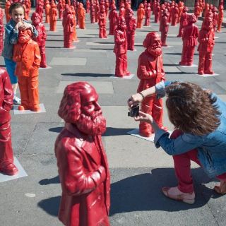 Celebran con 500 mini Karl Marx sus 195 años de nacido