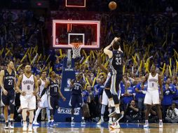 Gasol (33) trata de sacar un disparo a la canasta durante el partido. AP /