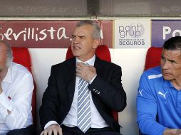 Javier Aguirre no lucia cómodo en la banca de su equipo en el partido de hoy. EFE /