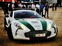 Decorado con los colores verde y blanco de la Policía de Dubai, el Aston Martín One-77 está listo para vigilar la seguridad del lugar.  /