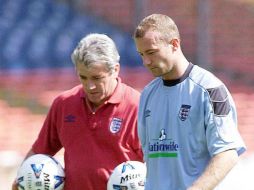 ''Sé que los aficionados de Manchester United no estarán de acuerdo conmigo'', declara Shearer (d). ARCHIVO /