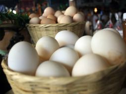 Las organizaciones vigilarán los precios a la venta del huevo y del pollo tanto en tiendas como en productores. ARCHIVO /