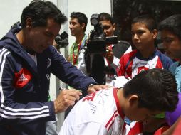 ''Muchos niños necesitan de sus ídolos, de los jugadores'', afirma el técnico Benjamín Galindo. MEXSPORT /