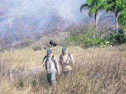 Corresponsabilidad. Vecinos del fraccionamiento La Herradura, en Zapopan, se suman a las labores de prevención y combate de incendios. ESPECIAL /