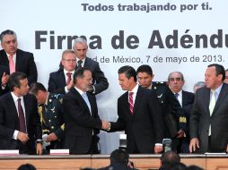 Peña y  Madero, acompañados de Camacho y Zambrano, se saludan en el marco de la firma del adéndum del Pacto por México. SUN /