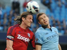 El jugador del West Bromwich, Jonas Olsson (i) lucha con Edin Dzeko (d) por obtener el balón. AFP /