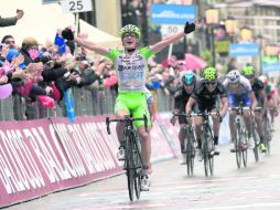 Recompensa. El italiano Enrico Battaglin cruza la línea de meta para ganar la etapa de 246 kilómetros. AFP /