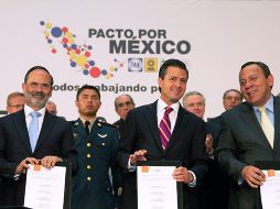 En la imagen, los representantes de los partidos con el Presidente, Enrique Peña Nieto durante la firma del anexo al Pacto por México. EFE /