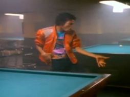 La mítica chaqueta roja que Michael Jackson usó en el video de ''Beat It'', forma parte de la muestra. ESPECIAL /