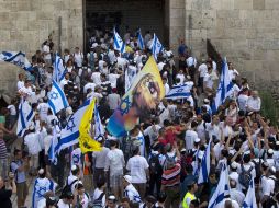 Los jóvenes de Israel marchan con banderas del país para festejar su victoria en la Guerra de los Seis Días. AFP /