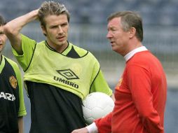 Para David Beckham, Sir Alex Ferguson es el mejor director técnico con quien ha trabajado, además de ser una figura paterna. AFP /