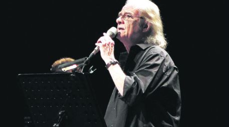 Con un escenario austero, la música fue lo único que vistió el escenario en el concierto de Aute. EL INFORMADOR /