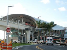 Después de la investigación, autoridades anunciaron que el paquete encontrado en el aeropuerto de Miami no era una amenaza. ARCHIVO /