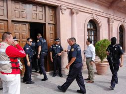 Un hombre ataca con un arma a cinco guardias del Palacio de Gobierno, luego es sometido. NTX /