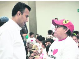 Héctor Robles platica con uno de los vecinos de la colonia Jardines de Nuevo México, durante la firma de convenio celebrada ayer. EL INFORMADOR /