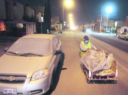 Contingencia.  Las autoridades piden usar cubrebocas y evitar hacer ejercicio al aire libre. AFP /