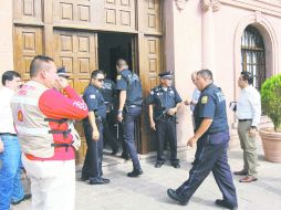 Agentes de diversas corporaciones se dieron cita a las afueras del recinto, ya que de inicio se temió se tratara de un atentado. NTX /