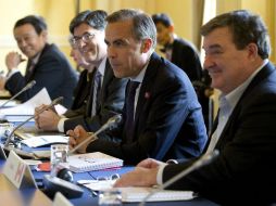 El gobernador del Banco de Canadá (2d), el secretario del Tesoro de EU (3d) y el ministro de Finanzas canadiense durante la reunión. EFE /