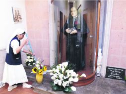 Una monja limpia y arregla el área en donde se encuentra la imagen de Santa Margarita, en el hospital del mismo nombre, en Guadalajara. EFE /