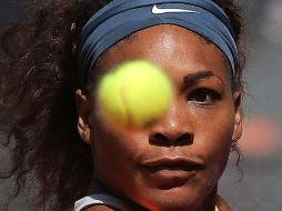 Serena Williams devuelve una bola durante el partido contra Sara Errani en el torneo de tenis Abierto de Madrid. AP /
