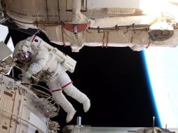 Dos astronautas de la NASA inician una caminata espacial para intentar corregir una fuga de amoniaco en la EEI. ARCHIVO /
