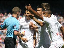Jugadores del Mallorca protestan por la expulsión de su compañero Andreu Fontás. EFE /