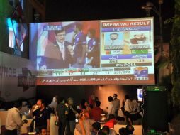 Ciudadanos acuden a las urnas para pedir un gobierno que acabe con el terrorismo. EFE /