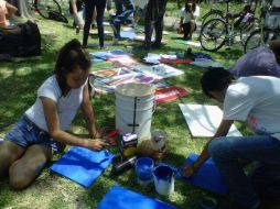 Pintan rectángulos de madera con la leyenda ''Rutas compartidas''.  /