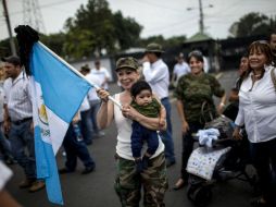 Los manifestantes dijeron ser familiares de los militares que prestaron servicio durante el régimen del general retirado. EFE /
