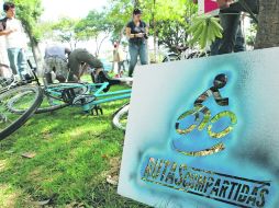 Un estudiante dijo que no se traslada a la universidad en bici porque recorrería 22 km de distancia, y no hay infraestructura vial. EL INFORMADOR /