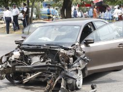 Al intentar huir, el muchacho chocó el auto en contra de tres árboles.  /
