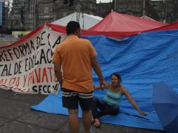 Maestros de Guerrero, Michoacán y Oaxaca se encuentran en plantón en el Zócalo en protesta por la Reforma Educativa. ARCHIVO /
