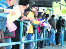 Quieren manejar. Fila para el trámite de licencia en la Secretaría de Movilidad, antes de Vialidad y Transporte. EL INFORMADOR /