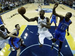Tony Allen lanza a canasta mientras Kevin Durante trata de obstaculizarlo. EFE /