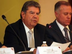 José Palacios Jiménez (i) señala que el presupuesto 2013 de Productividad Jalisco es por un monto de 59.8 millones de pesos. ARCHIVO /