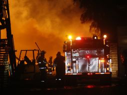 Protección Civil y Bomberos trabajan alrededor de cinco horas para apagar el fuego.  /