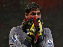 El portero del Wigan, Joel Robles, lamenta la derrota ante el Arsenal que decretó su descenso en la Premier. EFE /