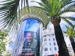 Una columna en la vía pública muestra una fotografía de Steven Spielberg, presidente del jurado este año. AFP /