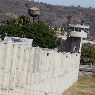 Denuncian robo de agua a penal de Puente Grande