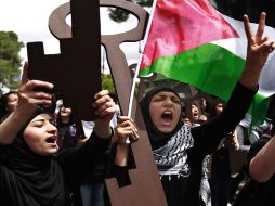 Los palestinos portan grandes llaves que representan el hogar perdido. AP /