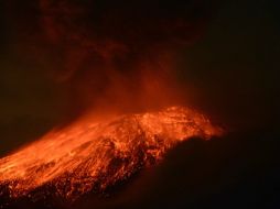 El volcán registra 22 exhalaciones, gases y una columna de ceniza de cerca de 3.5 kilómetros. AP /