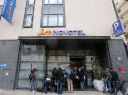 reporteros se concentran frente al hotel donde se realizó el inusual robo. AP /