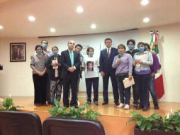 Osorio comparte una fotografía del encuentro que sostuvo con padres de desaparecidos. TOMADA DE @osoriochong  /