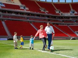 La presidenta brasileña, Dilma Rousseff, inaugura el estadio Nacional de Brasilia.  /