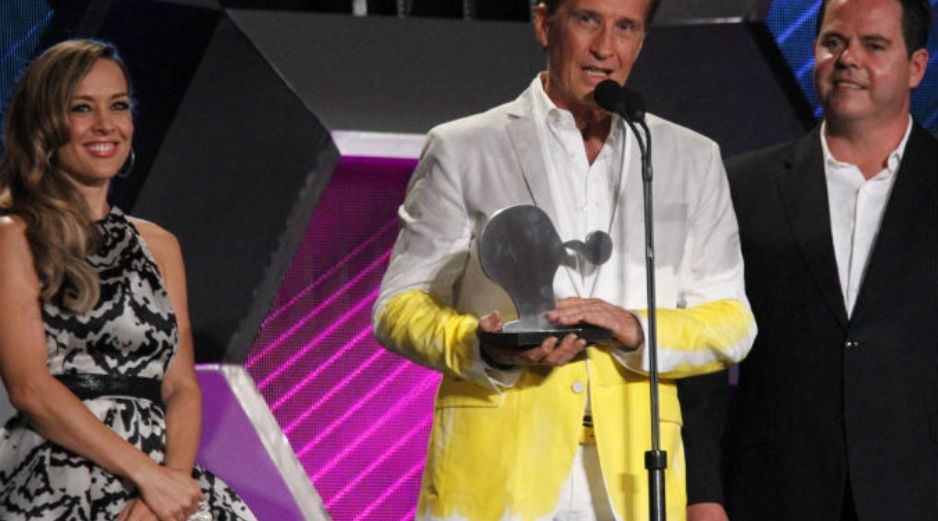 Emmanuel recibe el 'Reconocimiento a la labor social', durante la entrega de los Premios Oye! 2013. ARCHIVO /
