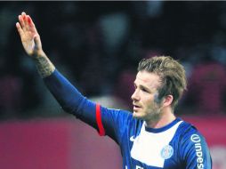 En su despedida, a afición del París Saint Germain le brindó a David Beckham una ovación de varios minutos. AFP /
