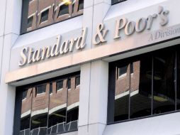 Si S&P decidiera elevar su calificación para México a BBB+, igualaría la que tienen Fitch y Moody's. ARCHIVO /
