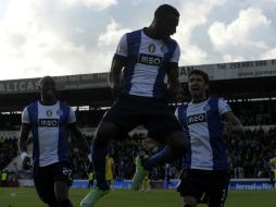 Jackson Martínez (c) celebra junto a sus compañeros la victoria obtenida. AFP /
