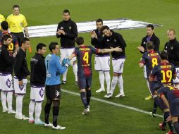 Sobre el césped se entrega el título al capitán Carles Puyol. EFE /